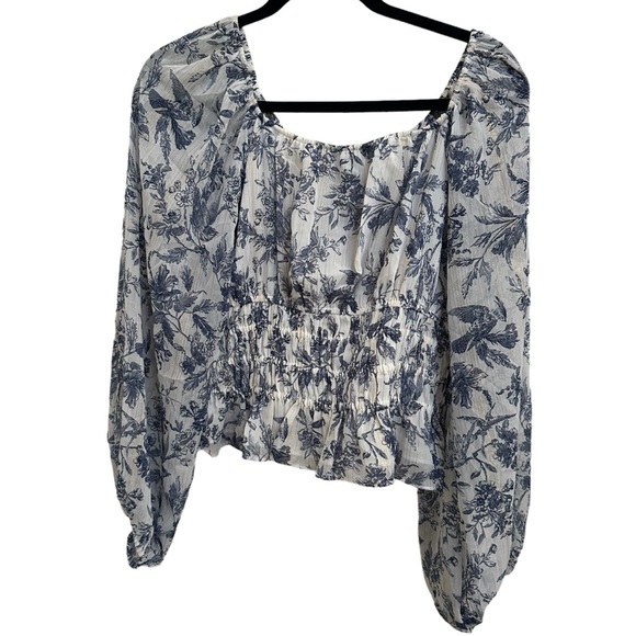 NWT! Express Blue & White Floral Pleated Blouse w/ Gold Detail in size Medium - Picture 4 of 7